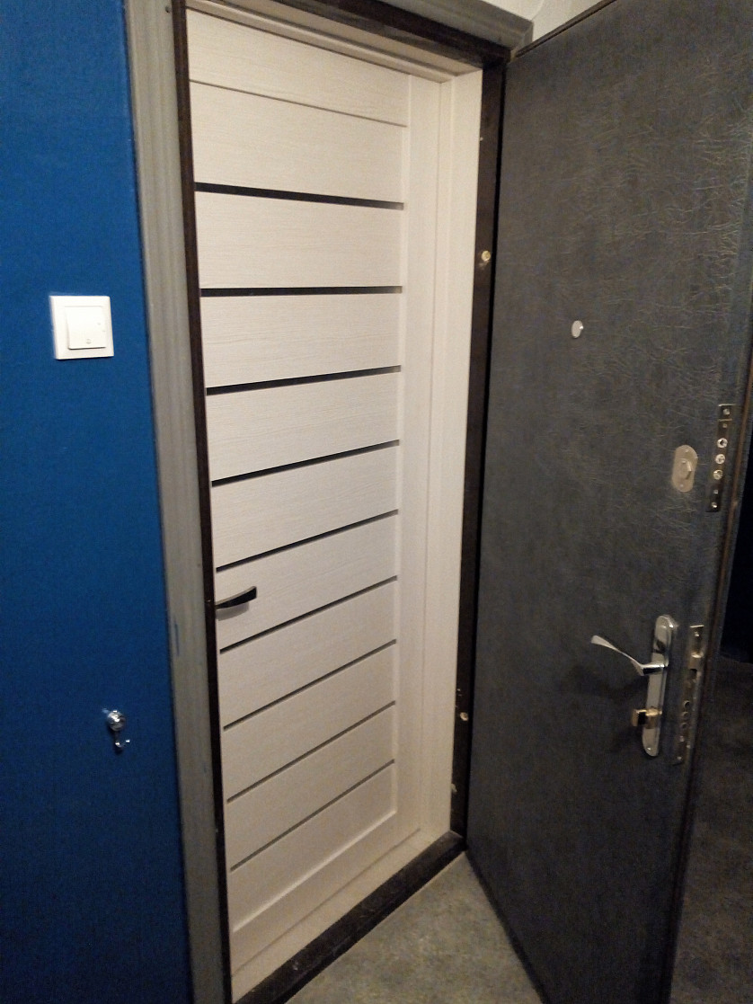 Качественная установка межкомнатных дверей с использованием профессионального инструмента. изображение 2